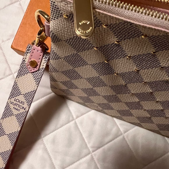 LOUIS VUITTON CITY POUCH WITH WRISTLET - Picture 12 of 16